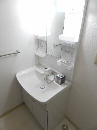 ビューハイツ小森野 D棟の洗面所|明るい洗面所です★