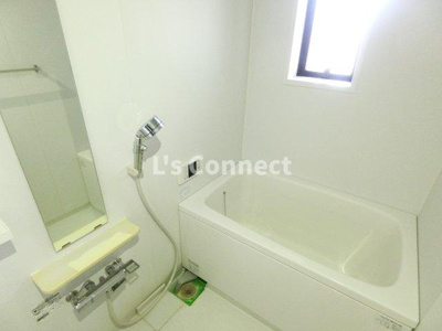 【浴室】 | リバーサイドヒル及川 | 追焚き機能付きのお風呂。お風呂にも窓があります。