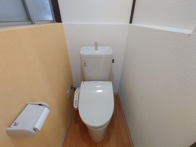 リフォーム履歴有　玉串町西２丁目　中古戸建のトイレ|平成３０年７月フル改装
＊キッチン新調♪
＊浴室新調♪
＊洗面台新調♪
＊トイレ新調♪
＊給湯器新設♪
＊ＬＤＫフローリング張替え♪
＊建具新調♪
＊洋室ＣＦ張替え♪
室内（2025年7月）撮影