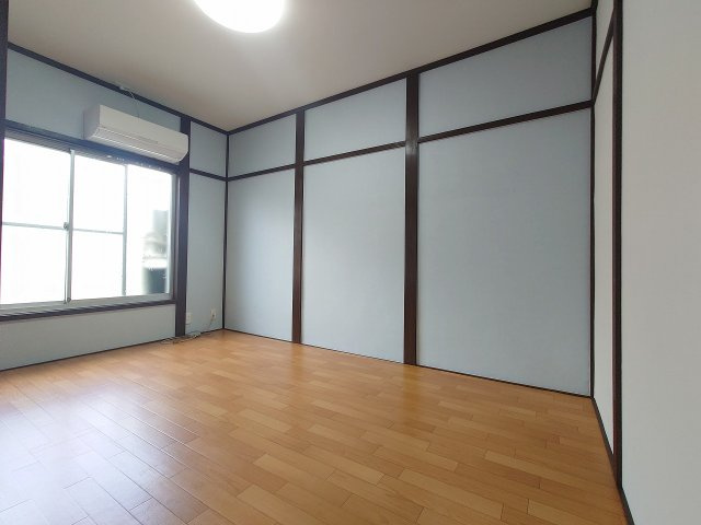 リフォーム履歴有　玉串町西２丁目　中古戸建の洋室|柱の色と壁の淡い色が
とても落ち着く空間を演出しています♪
室内（2025年7月）撮影