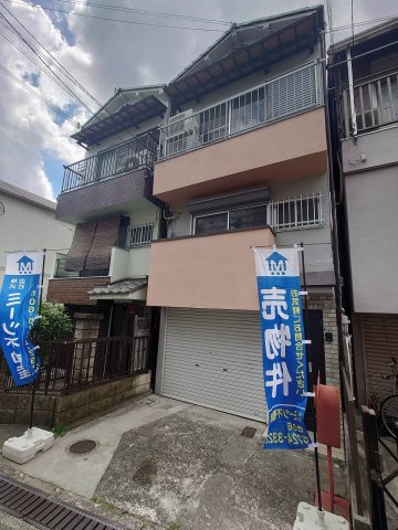 リフォーム履歴有　玉串町西２丁目　中古戸建の外観|車庫が広く、アウトドア等収納に便利で、
自転車を置くスペースに困りません♪
現地（2025年7月）撮影