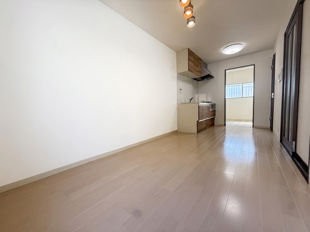 リフォーム履歴有　玉串町西２丁目　中古戸建の外観|車庫が広く、アウトドア等収納に便利で、
自転車を置くスペースに困りません♪
現地（2025年7月）撮影