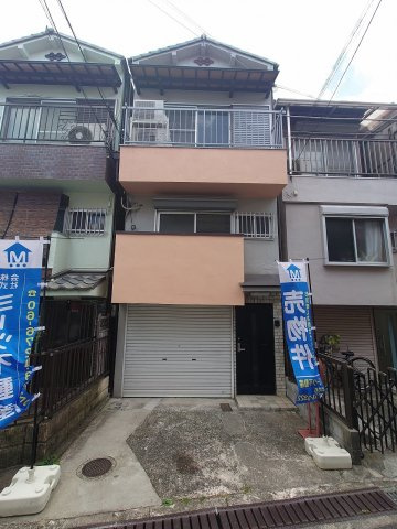 リフォーム履歴有　玉串町西２丁目　中古戸建の外観|車庫が広く、アウトドア等収納に便利で、
自転車を置くスペースに困りません♪
現地（2025年7月）撮影