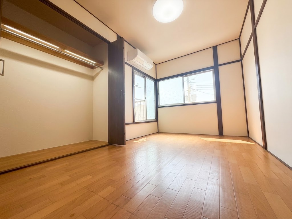 リフォーム履歴有　玉串町西２丁目　中古戸建の居間・リビング|平成３０年７月フル改装
＊キッチン新調♪
＊浴室新調♪
＊洗面台新調♪
＊トイレ新調♪
＊給湯器新設♪
＊ＬＤＫフローリング張替え♪
＊建具新調♪
＊洋室ＣＦ張替え♪
室内（2025年7月）撮影