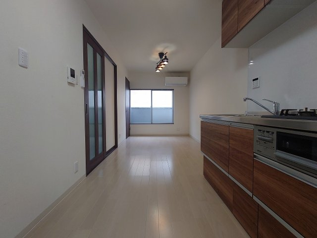 リフォーム履歴有　玉串町西２丁目　中古戸建の居間・リビング|平成３０年７月フル改装
＊キッチン新調♪
＊浴室新調♪
＊洗面台新調♪
＊トイレ新調♪
＊給湯器新設♪
＊ＬＤＫフローリング張替え♪
＊建具新調♪
＊洋室ＣＦ張替え♪
室内（2025年7月）撮影