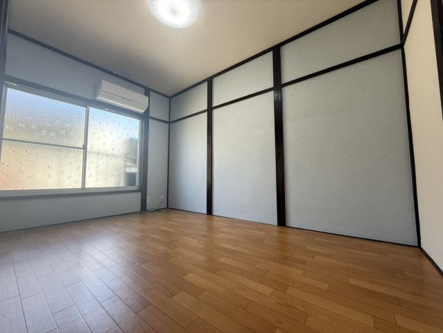 リフォーム履歴有　玉串町西２丁目　中古戸建の居間・リビング|平成３０年７月フル改装
＊キッチン新調♪
＊浴室新調♪
＊洗面台新調♪
＊トイレ新調♪
＊給湯器新設♪
＊ＬＤＫフローリング張替え♪
＊建具新調♪
＊洋室ＣＦ張替え♪
室内（2025年7月）撮影