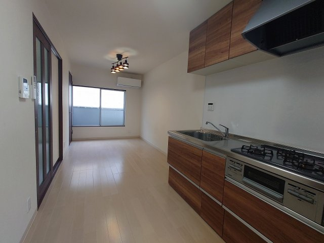 リフォーム履歴有　玉串町西２丁目　中古戸建の居間・リビング|平成３０年７月フル改装
＊キッチン新調♪
＊浴室新調♪
＊洗面台新調♪
＊トイレ新調♪
＊給湯器新設♪
＊ＬＤＫフローリング張替え♪
＊建具新調♪
＊洋室ＣＦ張替え♪
室内（2025年7月）撮影