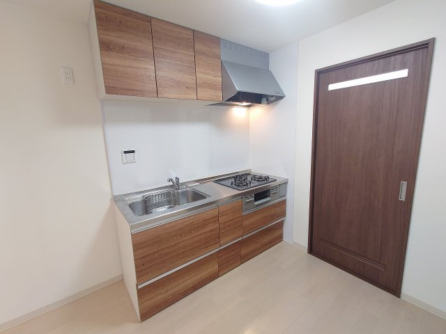リフォーム履歴有　玉串町西２丁目　中古戸建のキッチン|平成３０年７月フル改装
＊キッチン新調♪
＊浴室新調♪
＊洗面台新調♪
＊トイレ新調♪
＊給湯器新設♪
＊ＬＤＫフローリング張替え♪
＊建具新調♪
＊洋室ＣＦ張替え♪
室内（2025年7月）撮影