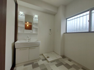 【独立洗面台】 | ◆リフォーム履歴有◆玉串町西２丁目　中古戸建 | 平成３０年７月フル改装
＊キッチン新調♪
＊浴室新調♪
＊洗面台新調♪
＊トイレ新調♪
＊給湯器新設♪
＊ＬＤＫフローリング張替え♪
＊建具新調♪
＊洋室ＣＦ張替え♪
室内（2025年7月）撮影