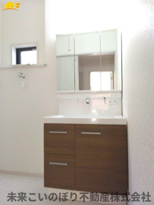 【独立洗面台】 | AiTOWN久喜市久喜東1丁目2号棟 | 鏡の裏は収納になっています。
スッキリ収納ができます！