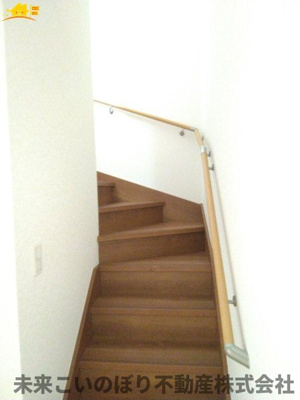 【内装】 | AiTOWN久喜市久喜東1丁目2号棟 | 階段スペースには手すりがついており安心です