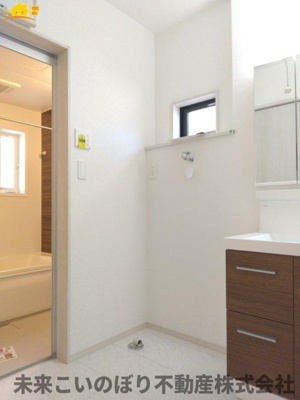 【脱衣所】 | AiTOWN久喜市久喜東1丁目2号棟 | 洗面脱衣室には窓があり空気の入れ替えが出来カビの防止対策できますよ。