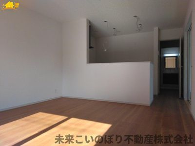 【居間・リビング】 | AiTOWN久喜市久喜東1丁目2号棟 | 一日の中で多くの時間を過すことになるリビングダイニングだからこそ、いつも穏やかな空間であることが必然。爽やかな通風と採光を存分に感じる事が出来る空間です。