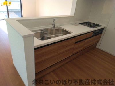 【キッチン】 | AiTOWN久喜市久喜東1丁目2号棟 | 対面キッチンならつくりたてのお料理をすぐに食卓へ♪配膳しながら調理ができるので調理スペースを広く使用でき、作業効率も上がります♪