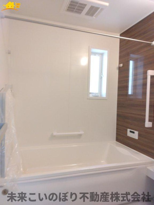 【浴室】 | AiTOWN久喜市久喜東1丁目2号棟 | １坪サイズのバスルーム。浴室換気乾燥機を標準装備。乾きやすい床やお手入れのしやすい排水口など、いつも清潔にご使用いただけます。