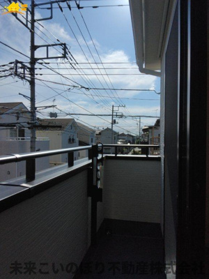 【バルコニー】 | AiTOWN久喜市久喜東1丁目2号棟 | 南西向きのバルコニーは日当たり風当たりがとてもいいです。
洗濯物も良く乾きますね。
