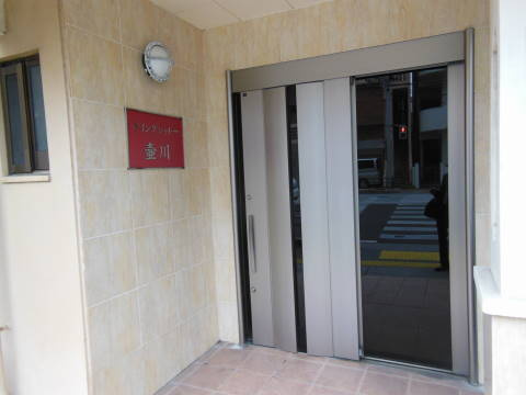 ウイングシャトー壺川のエントランス