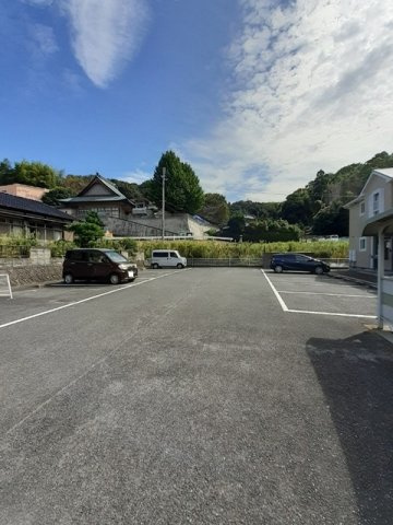 サンエステートの駐車場