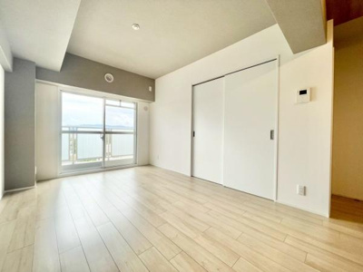 【居間・リビング】 | ステーションプラザ泉ヶ丘 | 西向きに大きく開いた窓からは、明るい陽射しが射し込みます。
爽やかな風が吹き抜ける心地良いリビングには、自然と家族が集まります。