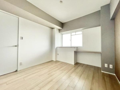 【洋室】 | ステーションプラザ泉ヶ丘 | 家族一人ひとりの大切なプライベート空間。趣味に合わせて使って頂けるようシンプルに仕上げてあります。暮らし心地を大きく左右する収納を、適材適所に配置し使い勝手を考慮しました。