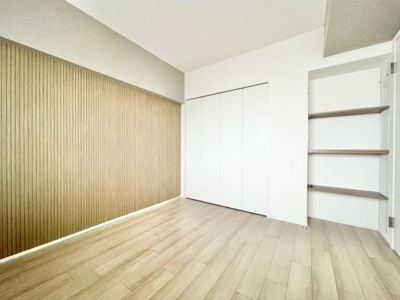 【寝室】 | ステーションプラザ泉ヶ丘 | 木目のフローリングが暖かみのある室内に。明るい寝室で心地のいい朝を迎えられそう。