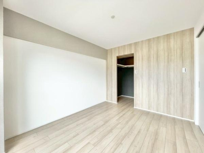 【洋室】 | ステーションプラザ泉ヶ丘 | 全居室には収納を完備！普段使いのお洋服や小物はもちろん、季節物のお洋服などもしっかりと整理整頓おしまい頂けます。居室空間をより広く隅々までお使いいただけますね♪