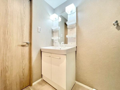 【独立洗面台】 | ステーションプラザ泉ヶ丘 | 明るく、清潔感のある洗面所♪鏡も大きく使い勝手の良い洗面化粧台です♪