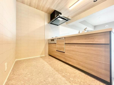 【キッチン】 | ステーションプラザ泉ヶ丘 | ご家族みんなで調理ができる位のスペースを実現したキッチン空間となっております。みんなで作った料理を召し上がりながらの会話は至福のひとときになるはずです♪