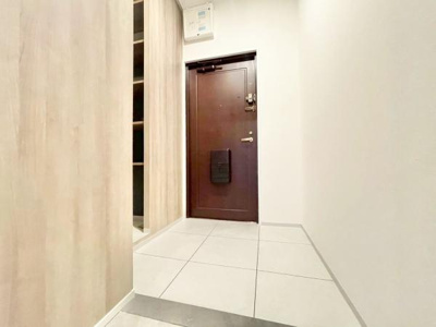 【玄関】 | ステーションプラザ泉ヶ丘 | 住まう人も来客も入った時にワクワクさせてくれるオシャレな玄関♪シュークロークもあるので、靴がたくさんあっても安心！気持ちの良い朝は、毎日ここからスタートしていきます♪