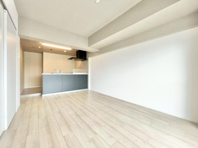 【居間・リビング】 | ステーションプラザ泉ヶ丘 | ここにはみんなが集い、食事と楽しい会話が始まる。話に夢中になりすぎて、ついつい時を忘れてしまう。そんな束の間の幸せを感じさせてくれる場所。