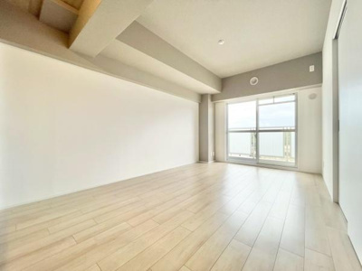 【居間・リビング】 | ステーションプラザ泉ヶ丘 | 室内にいても、たっぷりの陽光と爽やかな風を感じて頂ける、開放感あふれるリビングです。
ご家族と穏やかに過ごす、心地の良い時間が流れます。