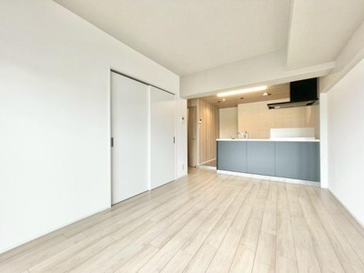 【居間・リビング】 | ステーションプラザ泉ヶ丘 | 大切なご家族が集まるからこそＬＤＫはこだわりたい！休日はおひさまの光をたっぷりと取りこめるリビングでゆったりと過ごしませんか？子供たちが元気に笑いながら走り回っても十分な広さの空間です。