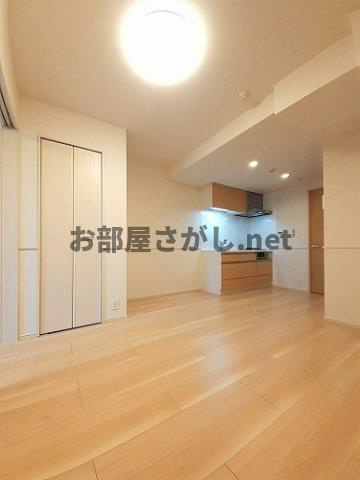 プラムツリー神楽坂【ペットOKの有名デベロッパー施工のマンション／11月中旬入居可】の居間・リビング|明るい室内です