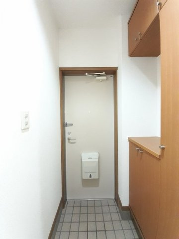 アル・カーサルの玄関|明るい玄関です