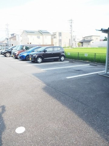 アル・カーサルの駐車場|駐車場があるので、車を買う予定の方も安心です