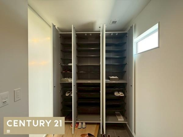 海南市且来　新築戸建の玄関