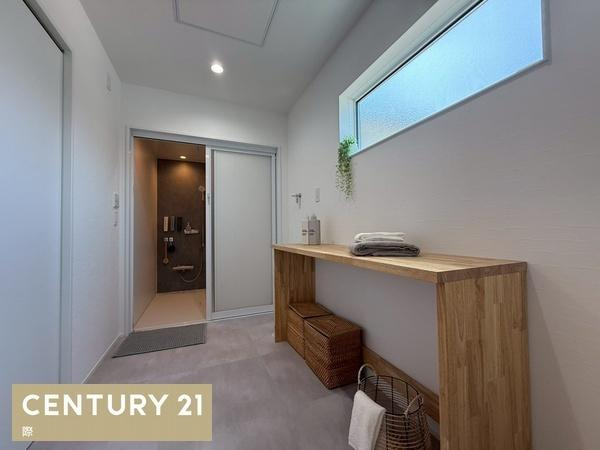 海南市且来　新築戸建の独立洗面台