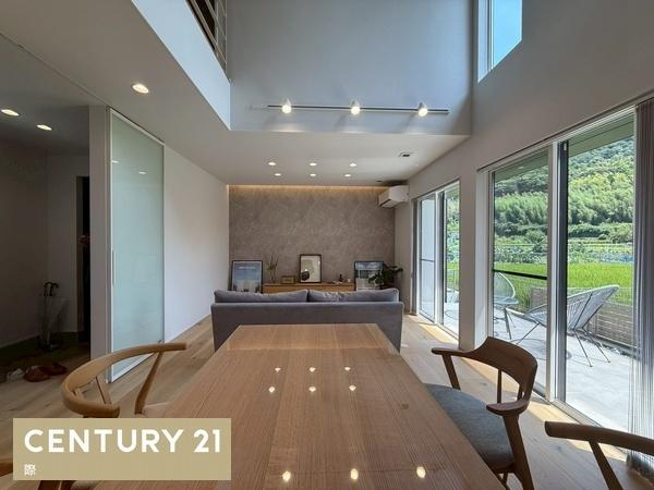 海南市且来　新築戸建の居間・リビング