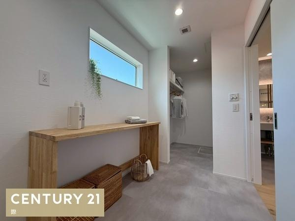 海南市且来　新築戸建の独立洗面台