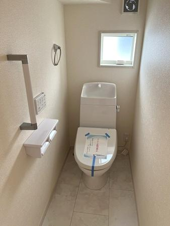 リーブルガーデン泉台 ２号棟 ／新築一戸建のトイレ|■現地撮影写真■フチなし＆トルネード洗浄でお掃除も楽らく！ウォシュレット付きです！