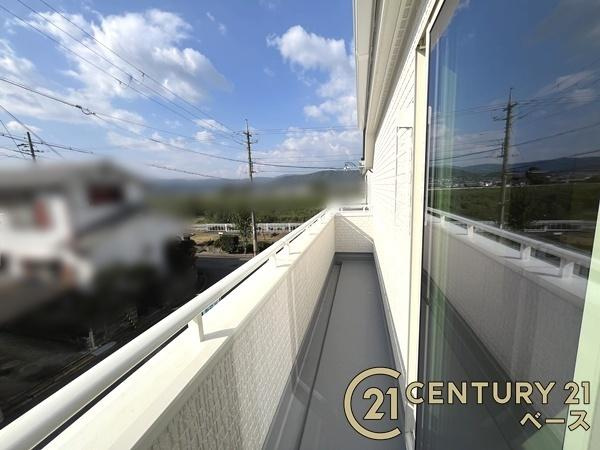 リーブルガーデン泉台 ２号棟 ／新築一戸建のバルコニー|■現地撮影写真■日当たりのよい広々としたバルコニー！洗濯物もよく乾きます！