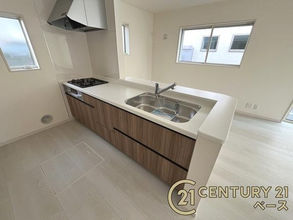 リーブルガーデン泉台 ２号棟 ／新築一戸建のキッチン|■現地撮影写真■家族とのコミュニケーションがとりやすい人気のカウンターキッチン！