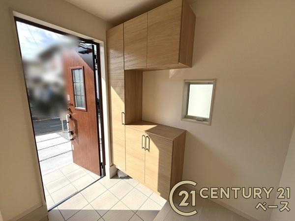 リーブルガーデン泉台 ２号棟 ／新築一戸建の玄関|■現地撮影写真■すっきりとした明るい玄関が家族やお客様を迎えてくれます！