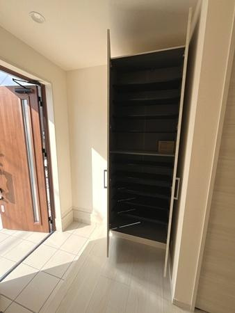 リーブルガーデン泉台 ３号棟 ／新築一戸建の玄関|■現地撮影写真■すっきりとした明るい玄関が家族やお客様を迎えてくれます！