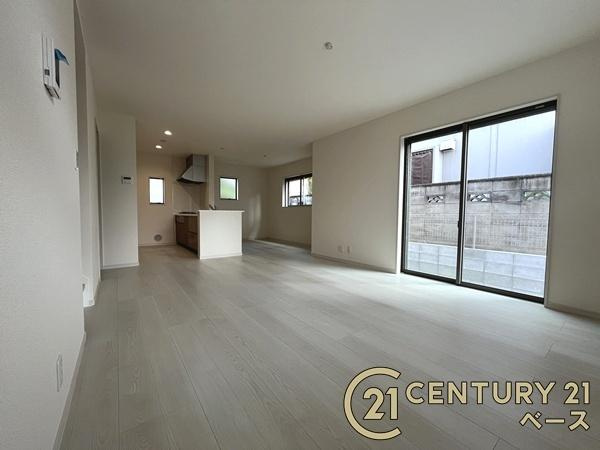 リーブルガーデン泉台 ３号棟 ／新築一戸建の居間・リビング|■現地撮影写真■家計と環境に優しい！一部窓には断熱性・保温性に優れたペアガラスを使用しています！