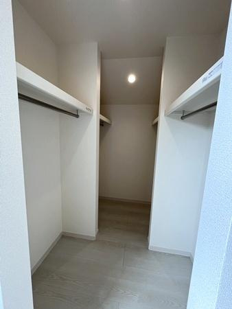 リーブルガーデン泉台 ３号棟 ／新築一戸建の収納|■現地撮影写真■広々としたＷＩＣを完備！大きな荷物も楽々収納！■