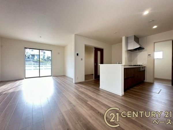 リーブルガーデン龍田 ２号棟 ／新築一戸建の居間・リビング|■現地撮影写真■ご家族でくつろいでいただける広々したＬＤＫ！キチン横には便利なパントリー付きです！