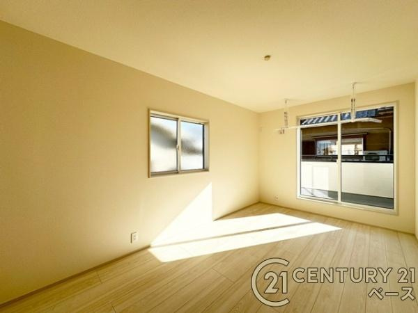 大和郡山市九条町 ／新築一戸建の寝室|■現地撮影写真■開放感のある広々した主寝室！他に洋室が２部屋ございます！