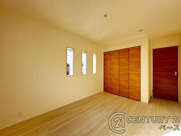 大和郡山市九条町 ／新築一戸建の洋室|■現地撮影写真■日当たりのよい明るい雰囲気の洋室です！