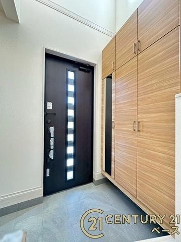 大和郡山市九条町 ／新築一戸建の玄関|■現地撮影写真■すっきりとした明るい玄関が家族やお客様を迎えてくれます！